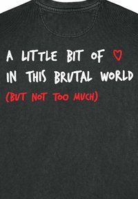 Felpa nera con testo audace in bianco e rosso: "UN PO' DI ♥ IN QUESTO MONDO BRUTALE (MA NON TROPPO)" stampato sulla parte posteriore.