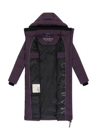 Abrigo de plumas morado con forro interior negro, con capucha, cierre de cremallera y dos bolsillos interiores. Logotipo impreso en el interior y etiqueta adjunta.