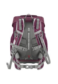 Rucksack aus bordeauxrotem Stoff mit grauen Akzenten. Verfügt über ein ergonomisches Rückensystem, verstellbare Träger und ein strukturiertes Muster. Auffälliges Zubehör sind die Schnallen.