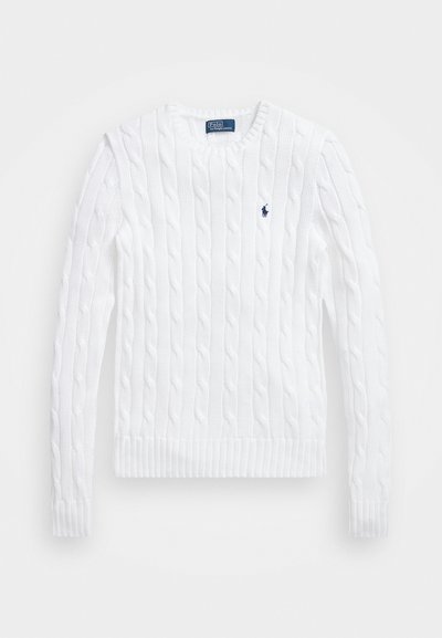 Λευκό πουλόβερ με πλέξη καλωδίου και στρογγυλή λαιμόκοψη, με ραμμένα μανίκια και στρίφωμα, που διαθέτει μικρό μπλε λογότυπο στο στήθος για λεπτομέρεια.