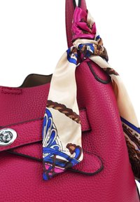 Felle roze leren handtas met een gladde textuur, klapsluiting en een gepatterneerde zijden sjaal die om de handgreep is geknoopt.