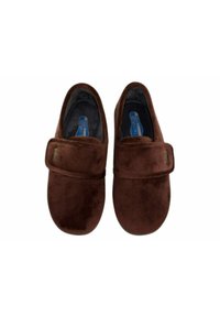Zapatos de ante marrón con punta redonda, que cuentan con una correa en el empeine y un suave revestimiento interior para mayor comodidad. Diseño de suela plana.