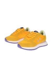 Gele sportieve sneakers van suède en stof, met paarse accenten, ronde neus en vetersluiting. Lichte zool met een gestructureerd profiel.