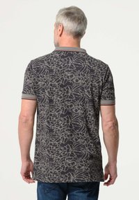 Korte mouwen polo-shirt in donkergrijs met een bloemmotief in lichtgrijs. Voorzien van contrasterende gestreepte kraag en mouwen.