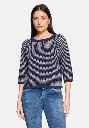 Marineblauer Strickpullover mit lockerem Sitz, der ein strukturiertes Zickzackmuster, Dreiviertelärmel und einen abgerundeten Ausschnitt aufweist.