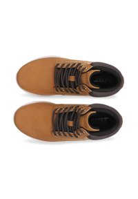 Zapatos de cuero marrón con cordones marrón oscuro y un cuello acolchado. Presentan una superficie texturizada y una suela de goma blanca.