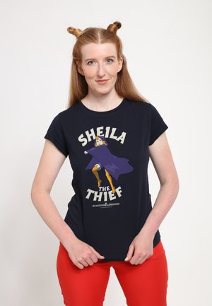 Marineblå t-shirt med grafisk print af en karakter i en lilla kappe, tekst med "Sheila the Thief," og "Dungeons & Dragons" nedenfor.