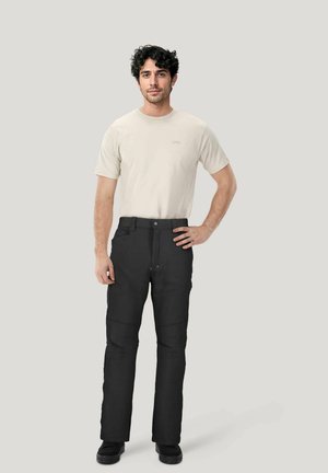 Schwarze Hose mit Slim-Fit, Knopfverschluss, Gürtelschlaufen und seitlichen Taschen, kombiniert mit einem hellbeigen Rundhalsausschnitt-T-Shirt, das ein Logo zeigt.