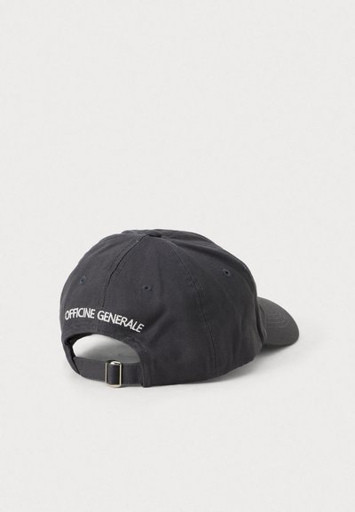 Casquette de baseball ajustable gris foncé avec une boucle en métal, des trous de ventilation cousus et "OFFICINE GENERALE" brodé sur la sangle arrière.