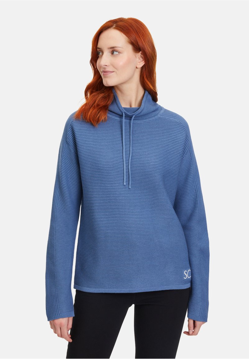 Blauer gerippter Pullover mit Rollkragen und Kordelzügen. Verfügt über lange Ärmel und eine lockere Passform. Kleines weißes Logo-Akzent am Saum.