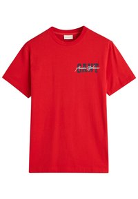 Rotes Baumwoll-T-Shirt mit kurzen Ärmeln, ausgestattet mit dem schwarz-weißen "GANT" Schriftzug auf der Vorderseite und einem entspannten Schnitt. Glatte Textur.