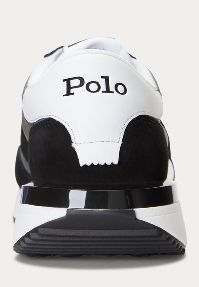 Weißer und schwarzer Sneakerabsatz mit "Polo"-Logo in Schwarz auf weißem Leder, strukturierte schwarze Sohle und glänzender schwarzer Streifen oberhalb der Sohle.