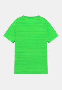 Camiseta deportiva verde de manga corta, hecha de un tejido texturizado que presenta patrones de rayas horizontales, con un diseño casual de cuello redondo.