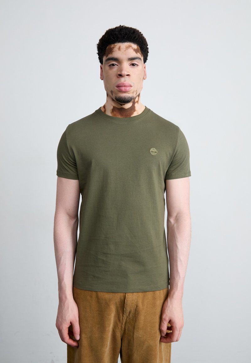 Timberland DUNSTAN RIVER SHORT SLEEVE TEE - Jednoduché tričko - leaf green/cassel earth