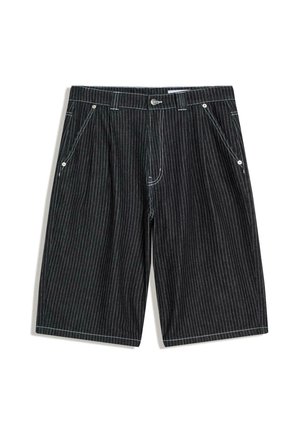 Schwarze knielange Shorts mit dünnen weißen vertikalen Nadelstreifen, Fronttaschen, Gürtelschlaufen und Knopfverschluss.