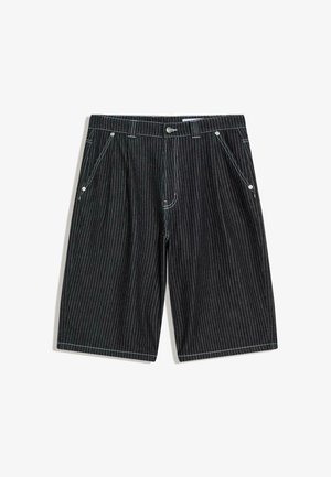 Schwarze knielange Shorts mit dünnen weißen vertikalen Nadelstreifen, Fronttaschen, Gürtelschlaufen und Knopfverschluss.