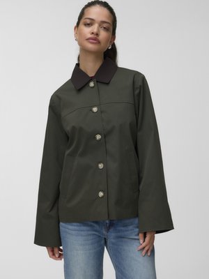 Vero Moda, VMCHELSEAPOPPY SHORT JACKET - Ελαφρύ μπουφάν - forest night