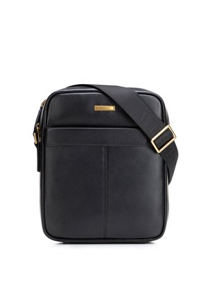 Czarna skórzana torba na ramię z przednią kieszenią, złotym okuciem i regulowanym paskiem na ramię z tkaniny.