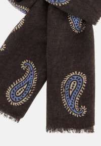Brun vævet tørklæde med et paisley-mønster i blå og elfenben, med frynser i kanten for ekstra tekstur.
