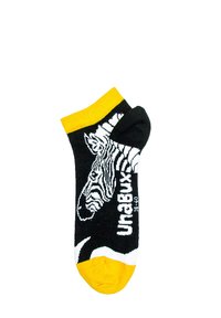 Calzino nero alla caviglia con design a zebra, bordo giallo e dettagli bianchi. Realizzato in tessuto lavorato a maglia con una texture liscia.
