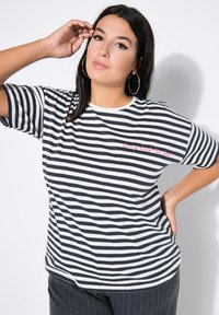 Černobíle pruhované tričko s krátkým rukávem, na hrudi s růžovým vyšitým nápisem "vrátit zpět b*nd". Měkká textilní struktura.