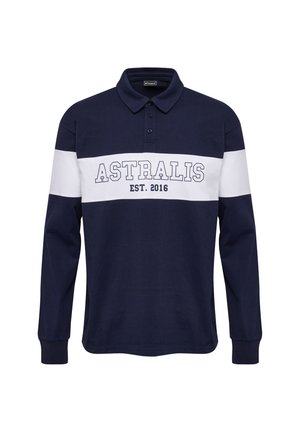 Marineblauwe langesleeve polo met witte horizontale strepen. Voorzien van "ASTRALI" en "EST. 2016" in dikke witte letters op de borst.