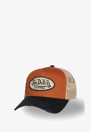 Gorra camionera con parte frontal naranja y visera negra, con un parche ovalado crema con el logo "Von Dutch California" en azul. Parte trasera de malla.