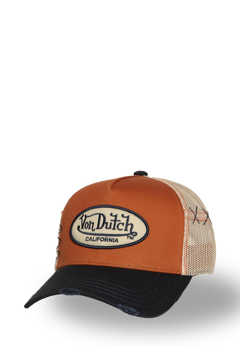 Gorra camionera con parte frontal naranja y visera negra, con un parche ovalado crema con el logo "Von Dutch California" en azul. Parte trasera de malla.