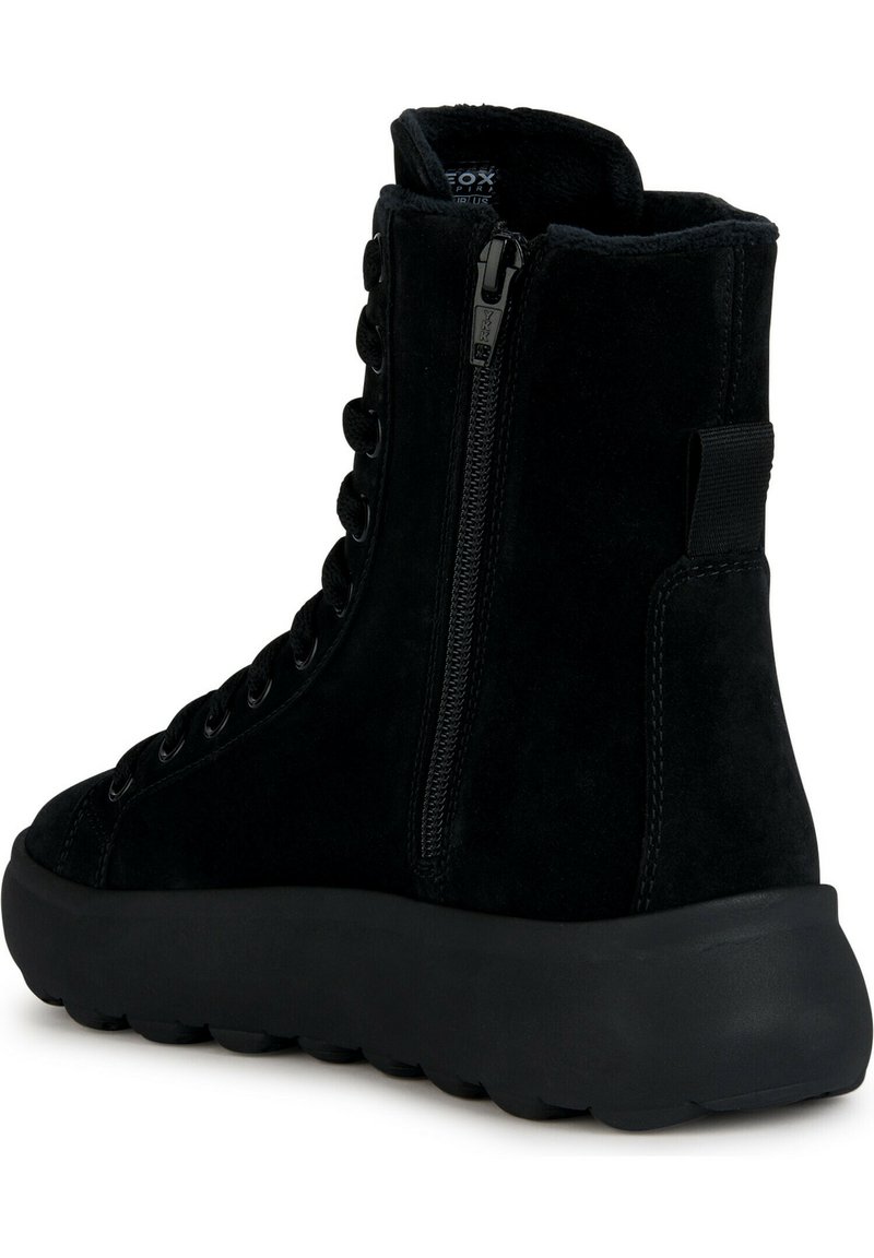 Zapatilla negra de ante de caña alta con cremallera lateral, parte delantera de cordones, cuello acolchado y suela de goma gruesa para un uso casual.