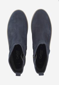 Stivali alla caviglia in suede blu navy con una texture liscia, suole in gomma piane, cerniere laterali e punte rotonde, con logo sulle solette.