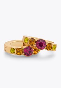 Anello in tonalità oro con pietre rotonde multicolori: rosa, arancione e verde. Banda metallica liscia con una leggera curvatura e disposizione dei gemme a grappolo.