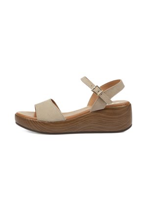 Sandalia cuña de ante beige con punta abierta, tiras en el tobillo, hebilla dorada y suela plataforma marrón texturizada.