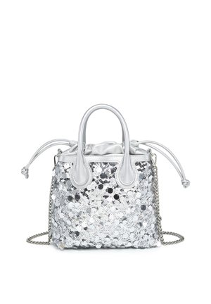 Piccola borsa a mano argento con decorazioni di paillettes, doppi manici, chiusura con coulisse e sottile tracolla a catena.