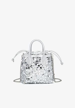 Petit sac à main argenté avec ornements en sequins, doubles poignées, fermeture à cordon et une fine bandoulière chaîne.