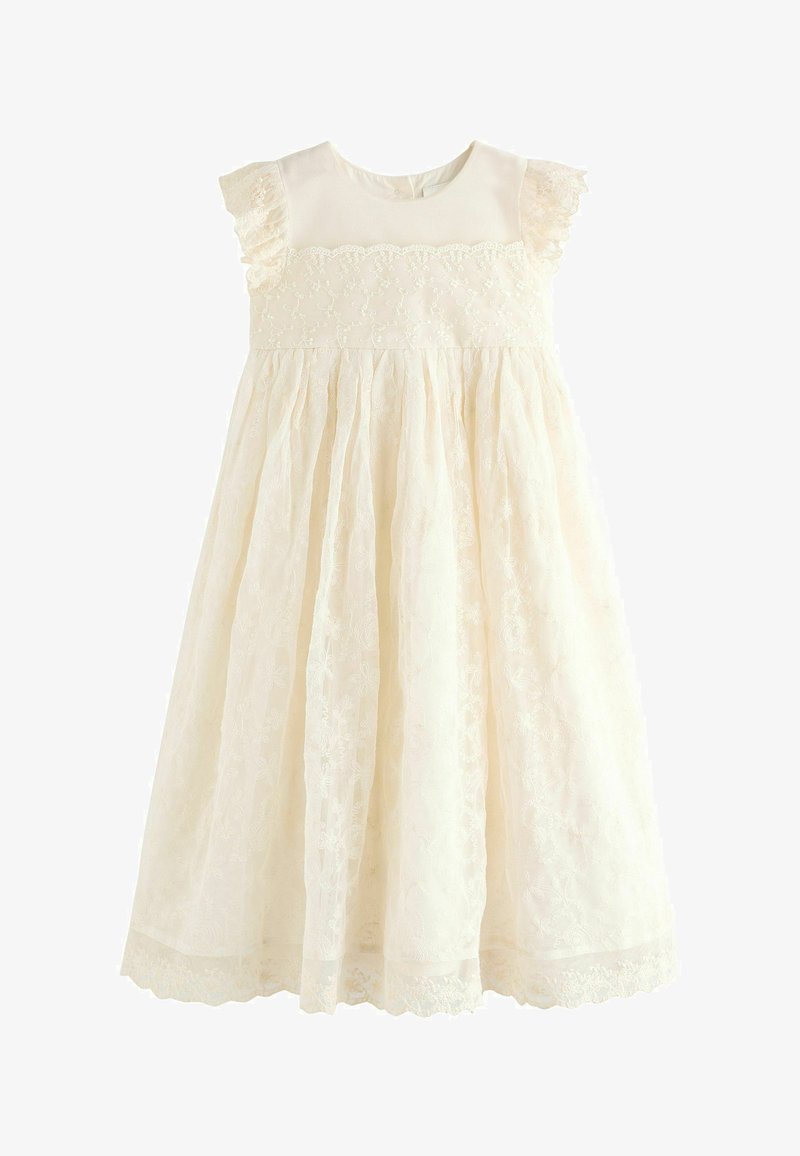 Robe en dentelle blanc cassé avec un corsage ajusté, des manches à volants et une jupe fluide ornée de broderies florales et d'un ourlet à volants.