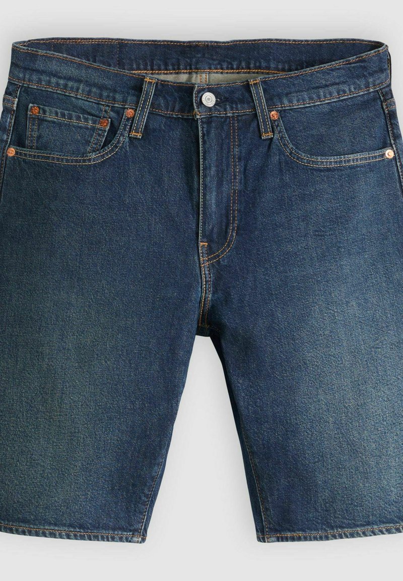 Shorts en denim bleu foncé avec poches avant, passants pour ceinture et fermeture par bouton, présentés sur un fond clair uni.