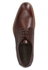 Chaussure habillée en cuir marron avec une finition lisse, un dessus texturé, un laçage et une semelle brun clair. Détail de couture minimaliste.