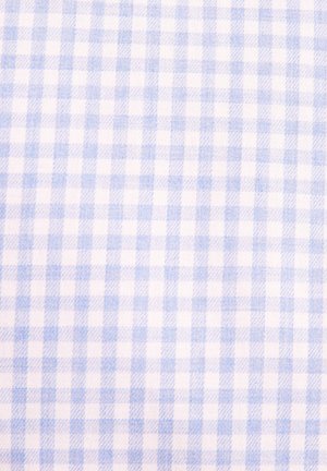 Baumwollstoff in einem hellblauen und weißen Karo-Muster, das aus kleinen, gleichmäßig verteilten Quadraten besteht und eine weiche, glatte Textur aufweist.