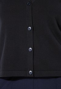 Cardigan nero lavorato a maglia con scollo a V, sei bottoni blu scuro e orlo a coste. Texture liscia con leggere variazioni di colore.