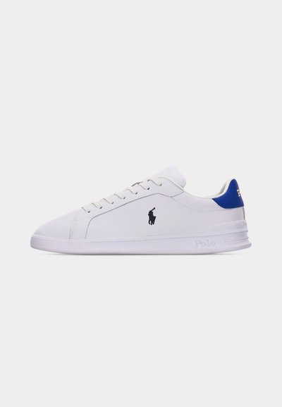 Bijela tenisica niskog kroja s plavim jezičkom na peti, vezicama i crnim Polo Ralph Lauren logotipom sa strane, na jednobojnoj pozadini.