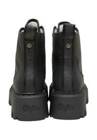 Černé kožené kotníkové boty s tlustou, strukturovanou podrážkou. Disponují textilním poutkem a embosovaným logem na patě. Podšívka uvnitř.
