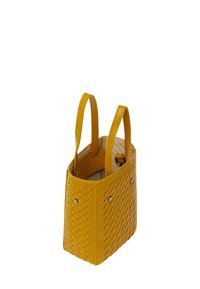 Geantă de mână din piele împletită galbenă, cu textură netedă, două mânere scurte, nituri argintii și un buzunar interior. Formă compactă rectangulară.
