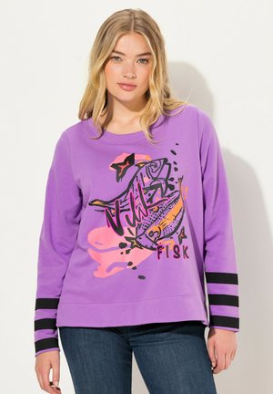 Paarse sweatshirt met een grafische afbeelding van vissen in roze en zwarte accenten. Lange mouwen met zwarte gestreepte manchetten. Zachte, gladde textuur.