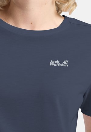 T-shirt a maniche corte blu navy in tessuto morbido, con un logo stampato discreto "Jack Wolfskin" sul petto. Design semplice e senza cuciture.