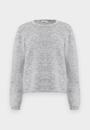 Harmaa neulepaita, jossa on pyöreä pääntie ja koristeellinen valkoinen pitsireunus. Pitkät hihat, pehmeä rakenne ja rento istuvuus.