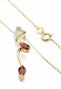 Collar de oro con diseño retorcido que presenta dos gemas ovaladas rojas y una hilera de piedras claras. Cadena con cierre de langosta.