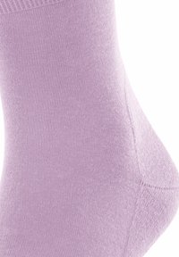 Chaussette lilas en matériau tricoté lisse, avec un bord côtelé et une construction sans couture au niveau des orteils pour un confort accru.