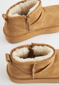 Prutilised suede ankle boots, millekiri tõmblukk, pehme sisepind ja lameliist. Omab taga silmust mugavaks selga tõmbamiseks.