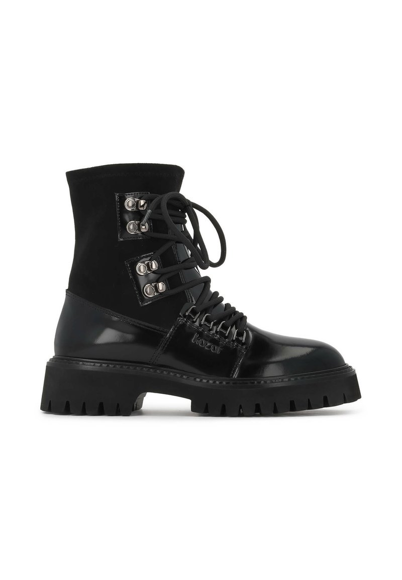 Botas negras de tobillo hechas de cuero charol y textil, con un diseño de cordones y ojales de metal, además de una suela resistente.
