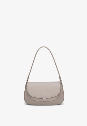 Borsa a spalla in pelle color taupe con patta curva e tracolla singola, dettagli hardware minimalisti color argento e logo impresso discreto sul davanti.